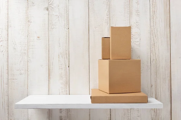 Caja de cartón en estante de madera — Foto de Stock