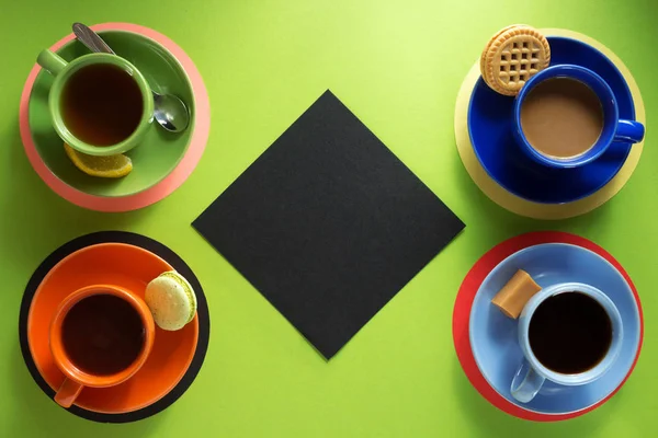 Чашка кави та чаю на паперовому фоні — стокове фото