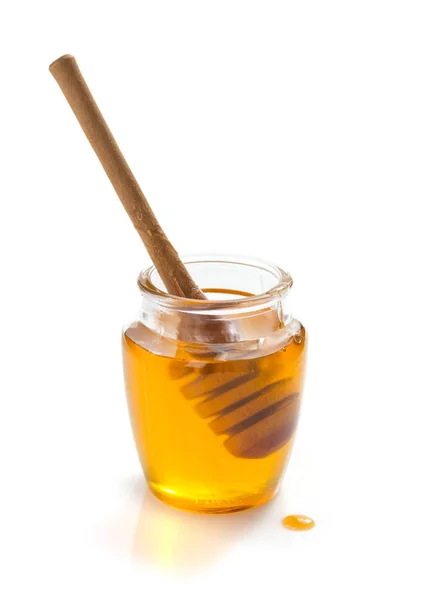Jarra de mel e dipper no fundo branco — Fotografia de Stock
