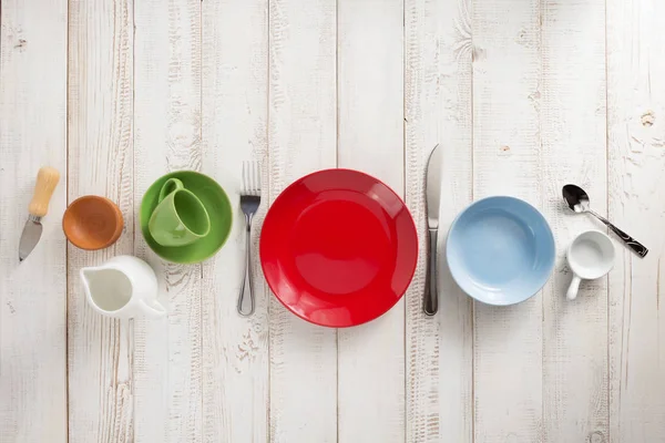 Посуд і посуд на дерев'яному фоні — стокове фото