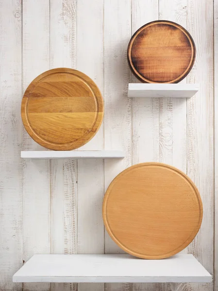 Deska do krojenia pizzy na półce na podłoże drewniane — Zdjęcie stockowe