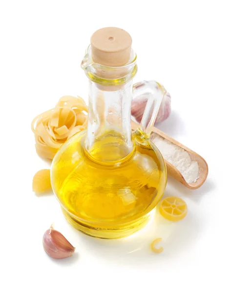 Láhev oleje a těstoviny v bílé — Stock fotografie