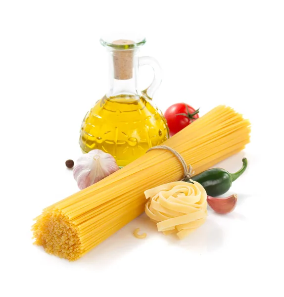 Pasta och ingredienser isolerade på white — Stockfoto