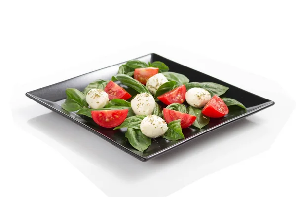 Caprese-Salat im Teller auf weißem Hintergrund — Stockfoto