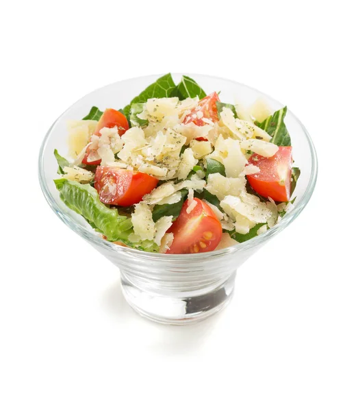 Salade césar dans un bol en verre sur fond blanc — Photo