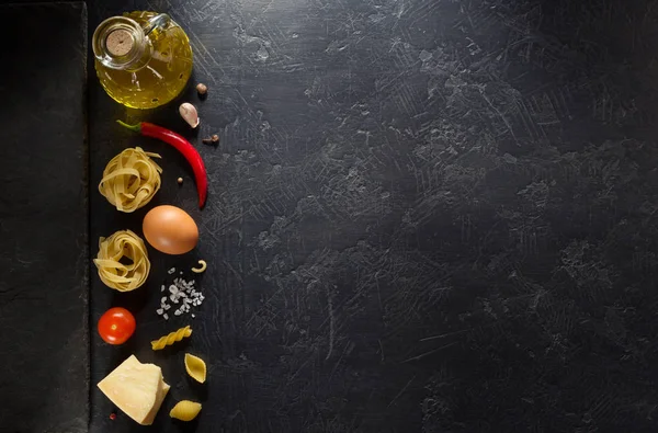 Pasta ingredienser på svart bakgrund — Stockfoto