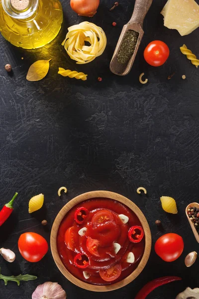 Tomatsås i skål på svart bakgrund — Stockfoto