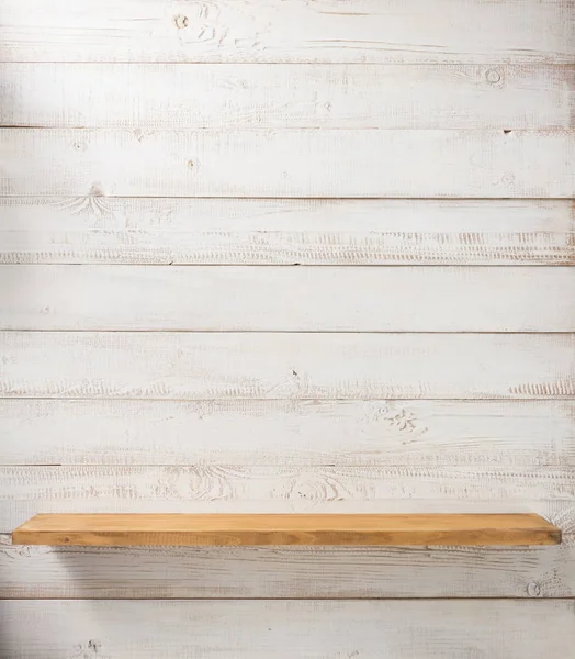 Λευκό ράφι ξύλινο τοίχο — Φωτογραφία Αρχείου