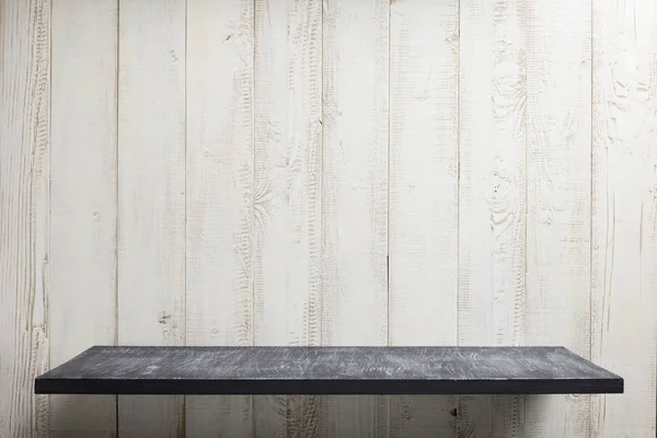 Полка на белом деревянном фоне — стоковое фото
