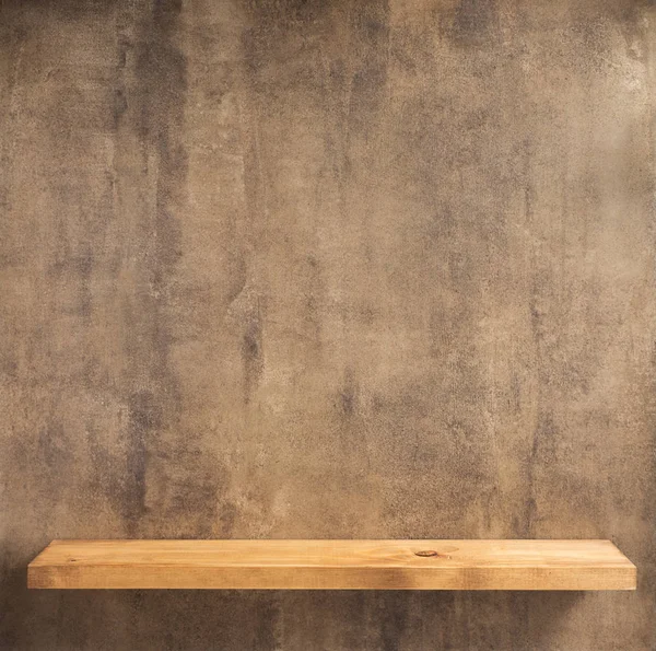 Деревянная полка на бетонной стене — стоковое фото
