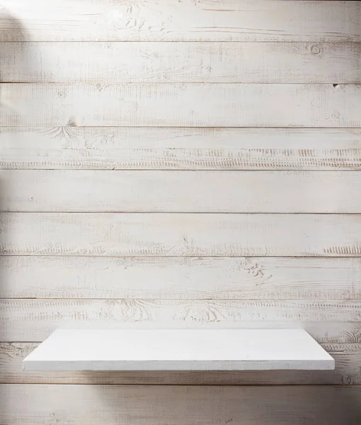 Estante blanco sobre fondo de pared de madera — Foto de Stock