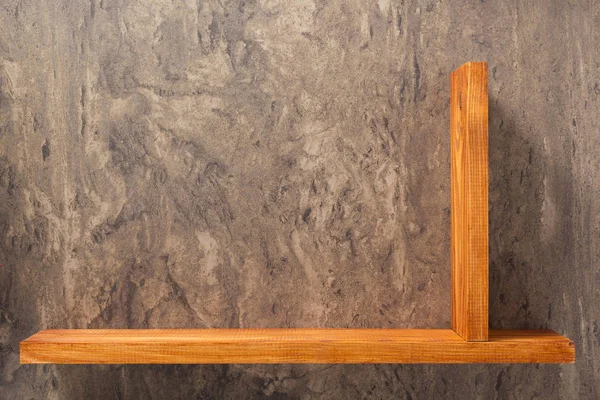Дерев'яна полиця на бетонній стіні — стокове фото