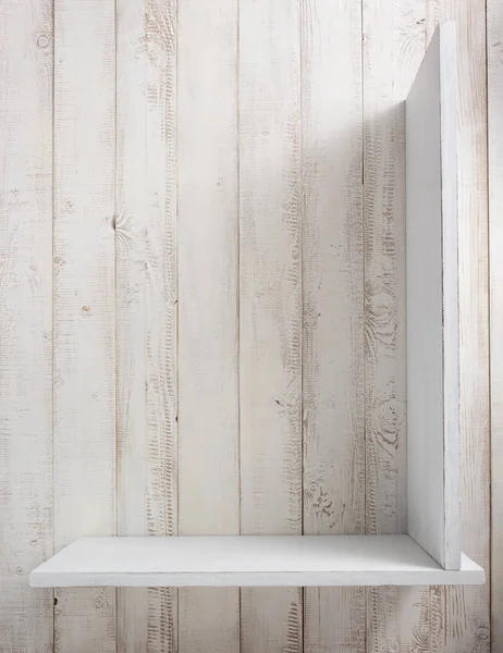 Holzregal auf weißem Hintergrund — Stockfoto