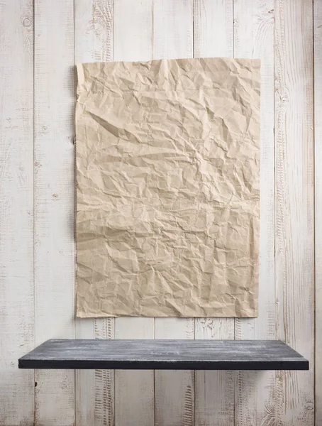 Papier und Holzregal auf weißem Hintergrund — Stockfoto