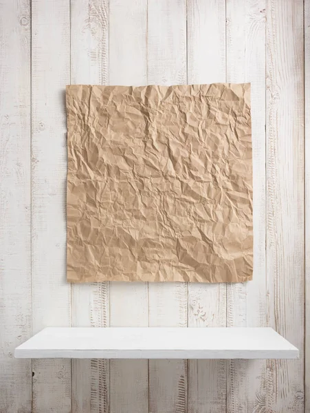 Carta e ripiano in legno su sfondo bianco — Foto Stock