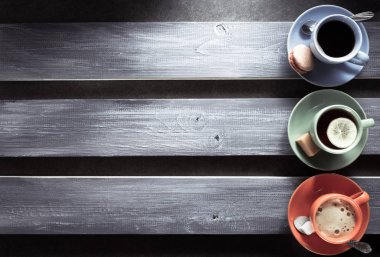 fincan kahve ve çay ahşap üzerine