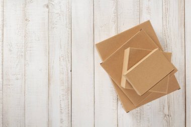 Ahşap zemin üzerine karton kutu