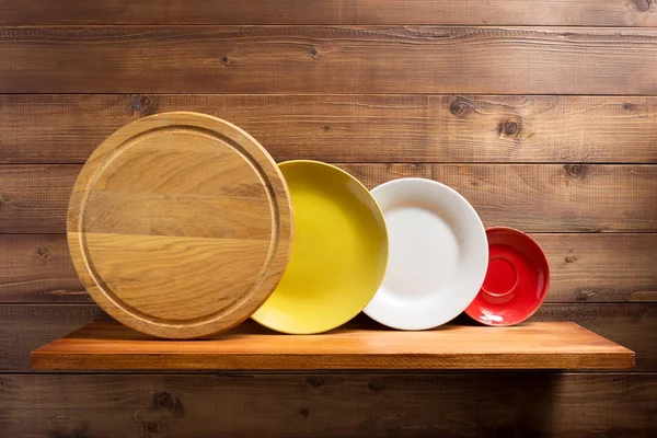 Assiette à la cuisine étagère en bois au mur — Photo