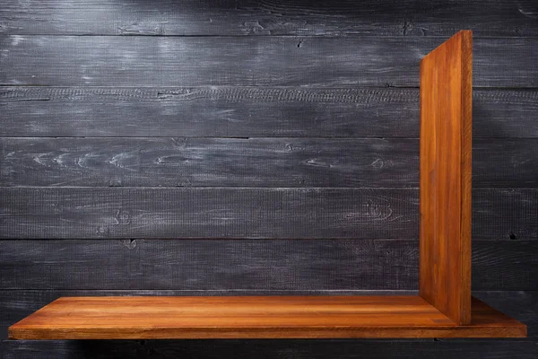 木製の背景の壁の棚 — ストック写真
