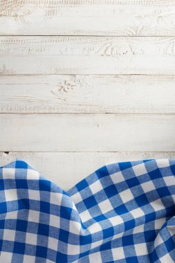ekose desenli kumaş peçete ahşap üzerine