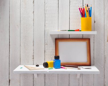 okul malzemeleri ve araçları, ahşap raf