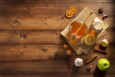 Cam Kavanoz bal ahşap üzerine