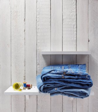 Mavi jeans ahşap raf 