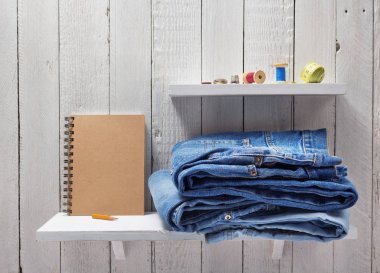 Mavi jeans ahşap raf 