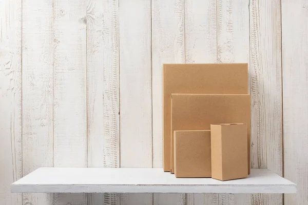 Caja de cartón en estante de madera — Foto de Stock
