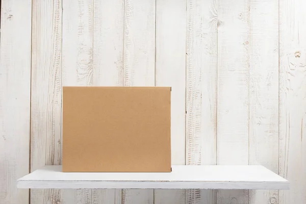 Χάρτινο κουτί ξύλινο ράφι — Φωτογραφία Αρχείου