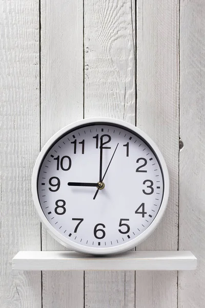 Relógio de parede na prateleira de madeira — Fotografia de Stock