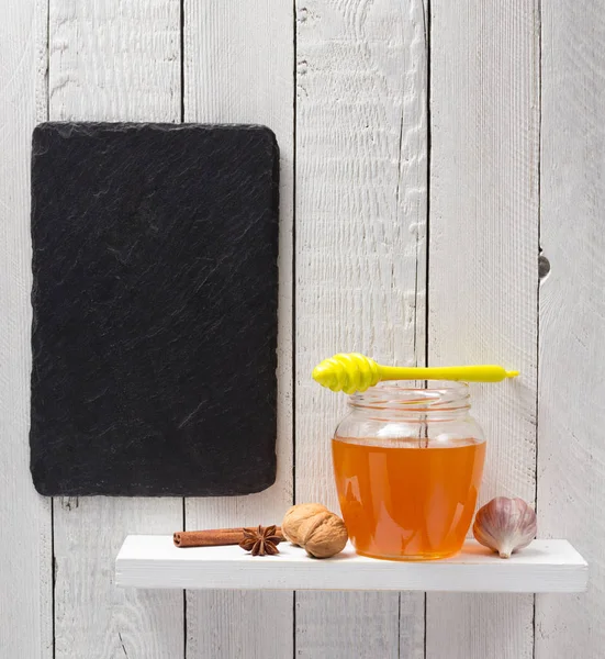 Sklenice medu na dřevěné police — Stock fotografie