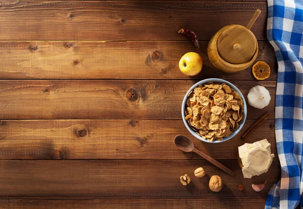 谷物片和健康食品在木材上 — 图库照片