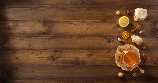 Tarro de vidrio de miel en madera — Foto de Stock
