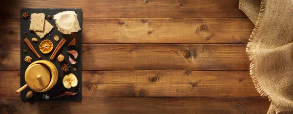 Słoik miodu na drewno — Zdjęcie stockowe