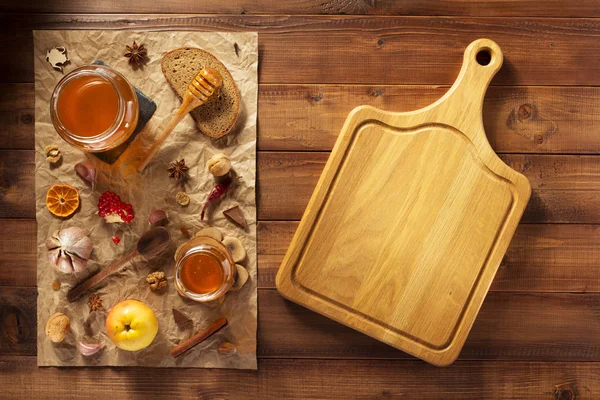 Glass jar of honey on wood — Stock Photo, Image