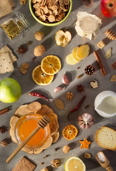 Zdravé potraviny na kamenný stůl — Stock fotografie