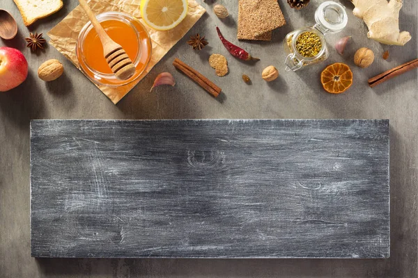 Gesunde Ernährung auf Steintisch — Stockfoto