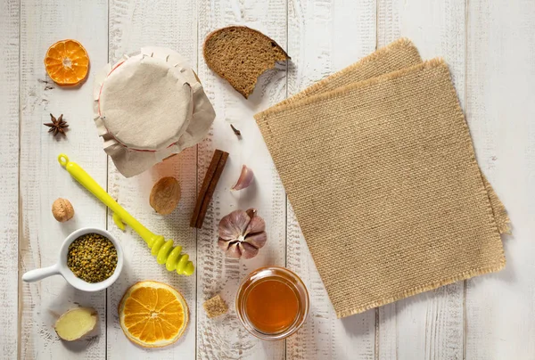 Gesunde Ernährung auf Holztisch — Stockfoto