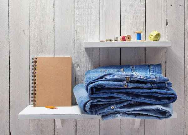 Blå jeans på trähylla — Stockfoto