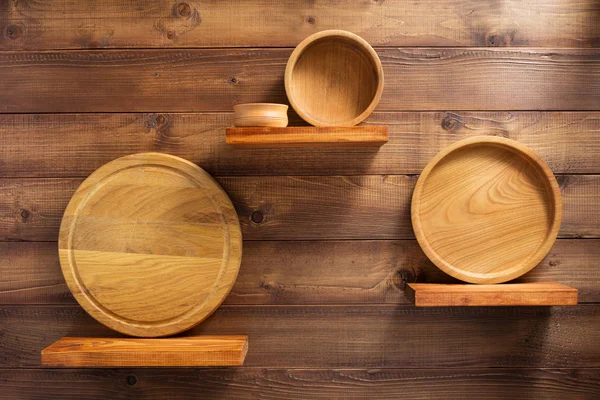 Дерев'яний посуд на полиці — стокове фото