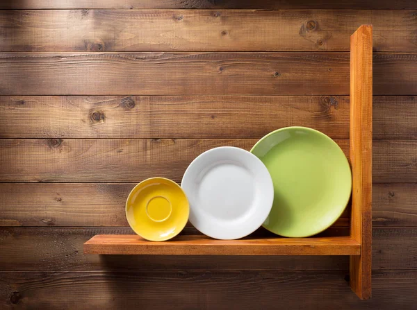 Assiette à la cuisine étagère en bois au mur — Photo