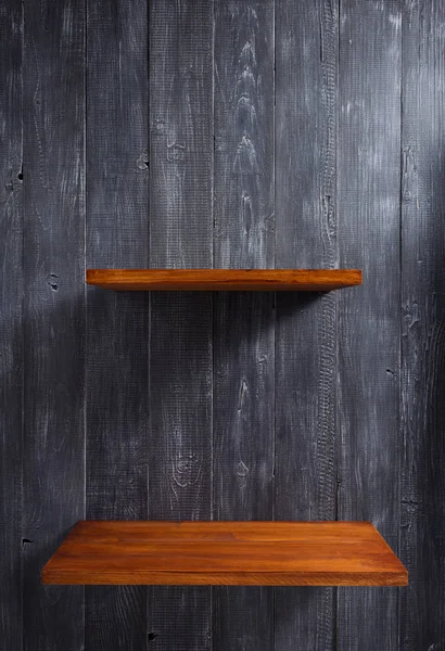 Plank bij houten achtergrond muur — Stockfoto