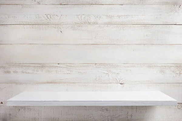 Полиця на білій дошці дерев'яний фон — стокове фото