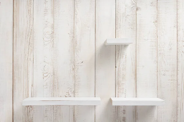Набор деревянных полок на фоне стен — стоковое фото