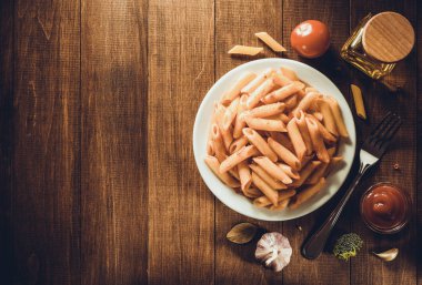 ahşap üzerine hazır makarna