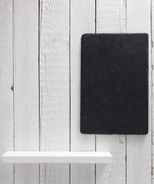 Beyaz arka plan, ahşap raf 