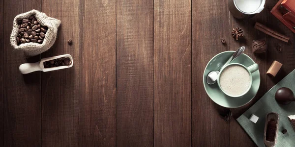 Tasse Kaffee auf Holz — Stockfoto