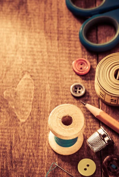 Швейные инструменты и аксессуары на столе — стоковое фото