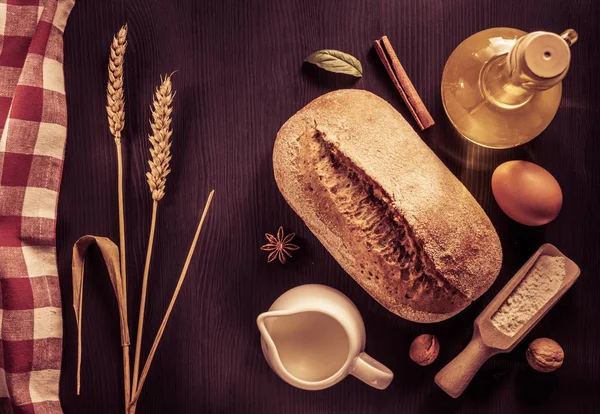 Pane e prodotti da forno ingredienti su legno — Foto Stock